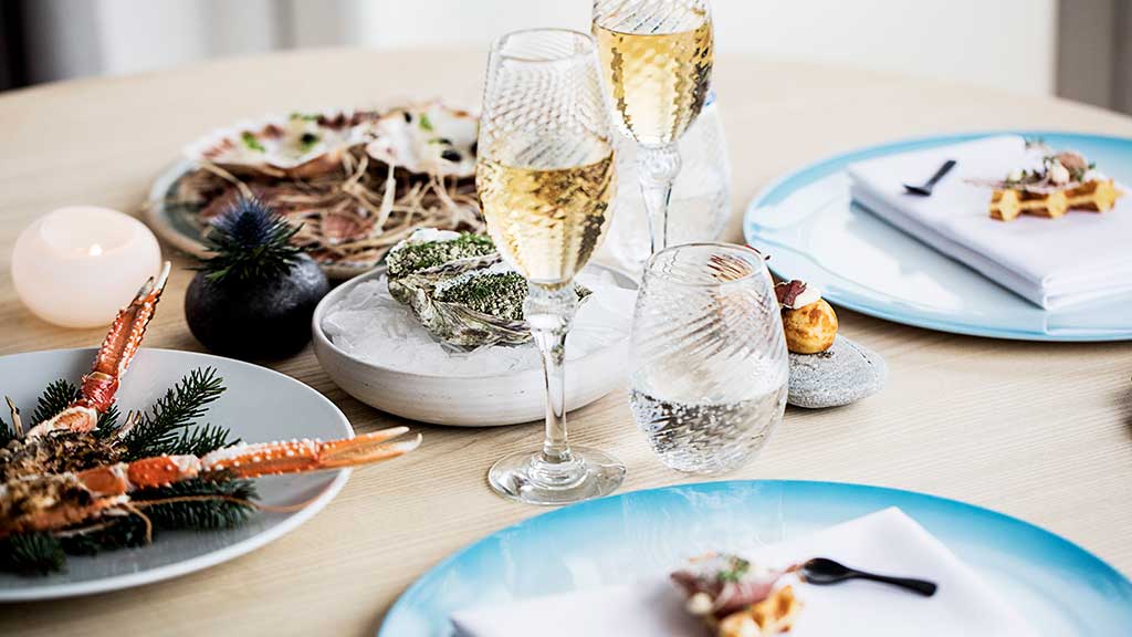 Pent anrettet bord ved Restaurant Okê i Skagen, Danmark