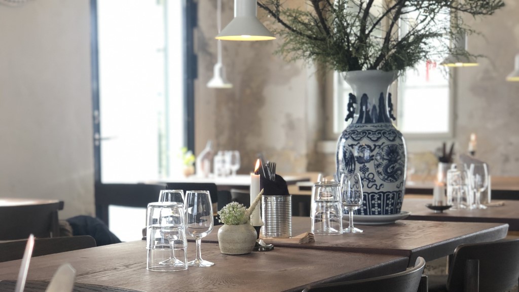 Dekket bord ved restaurant Blink i Skagen, Danmark