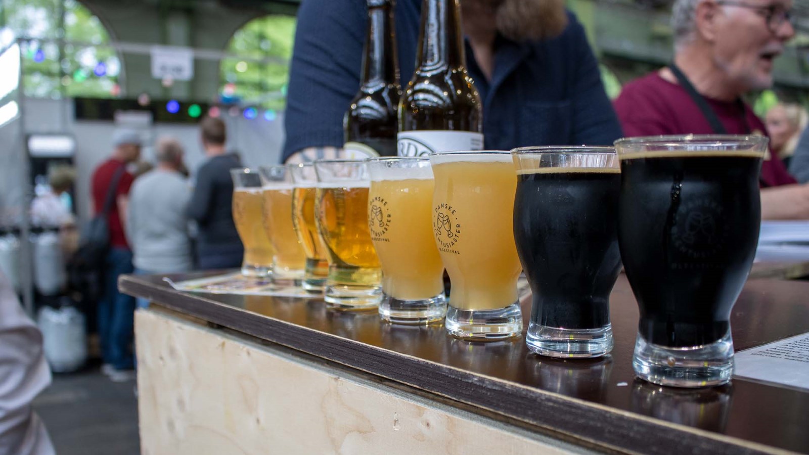 Flere glass med øl oppstilt på en bar under Copenhagen Beer Festival