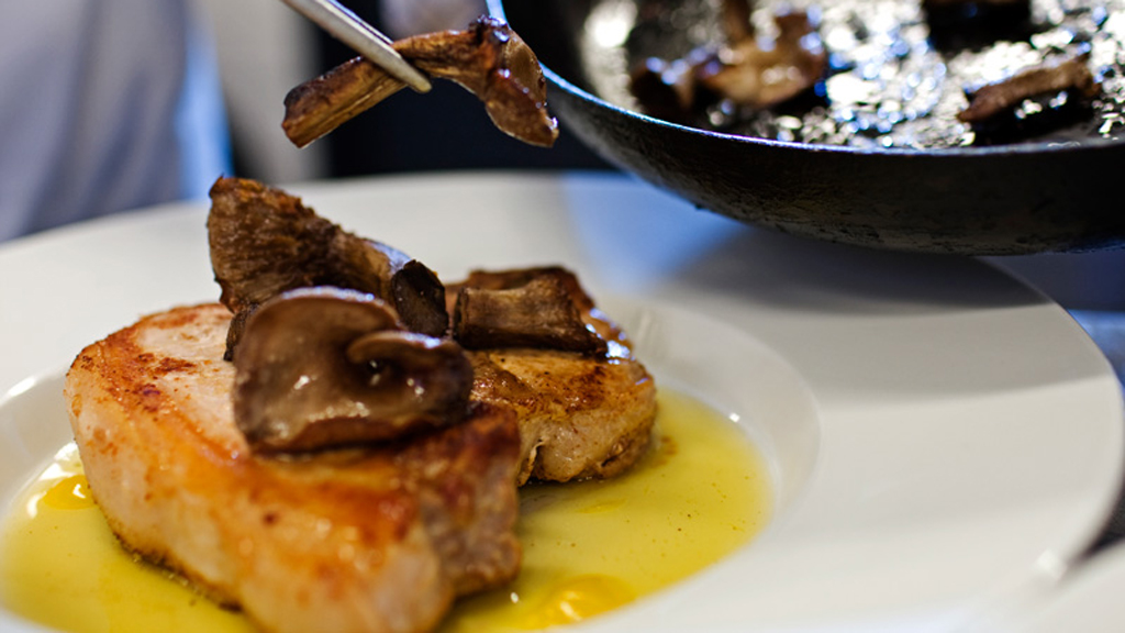 Mat blir tilberedt ved Bryghuset Vendia i Hjørring