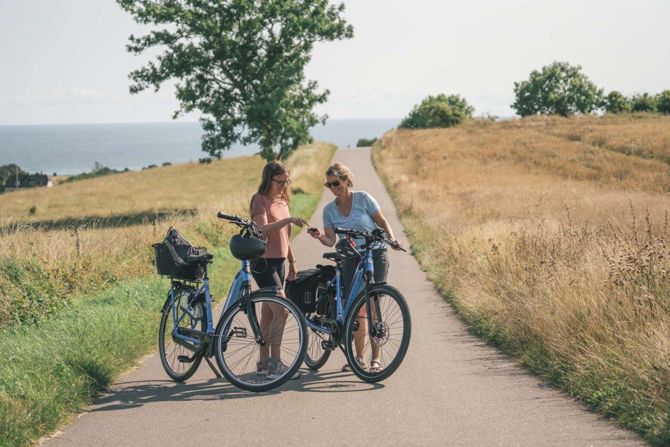 To kvinner sykler ved sydkysten av Sjælland, Danmark.