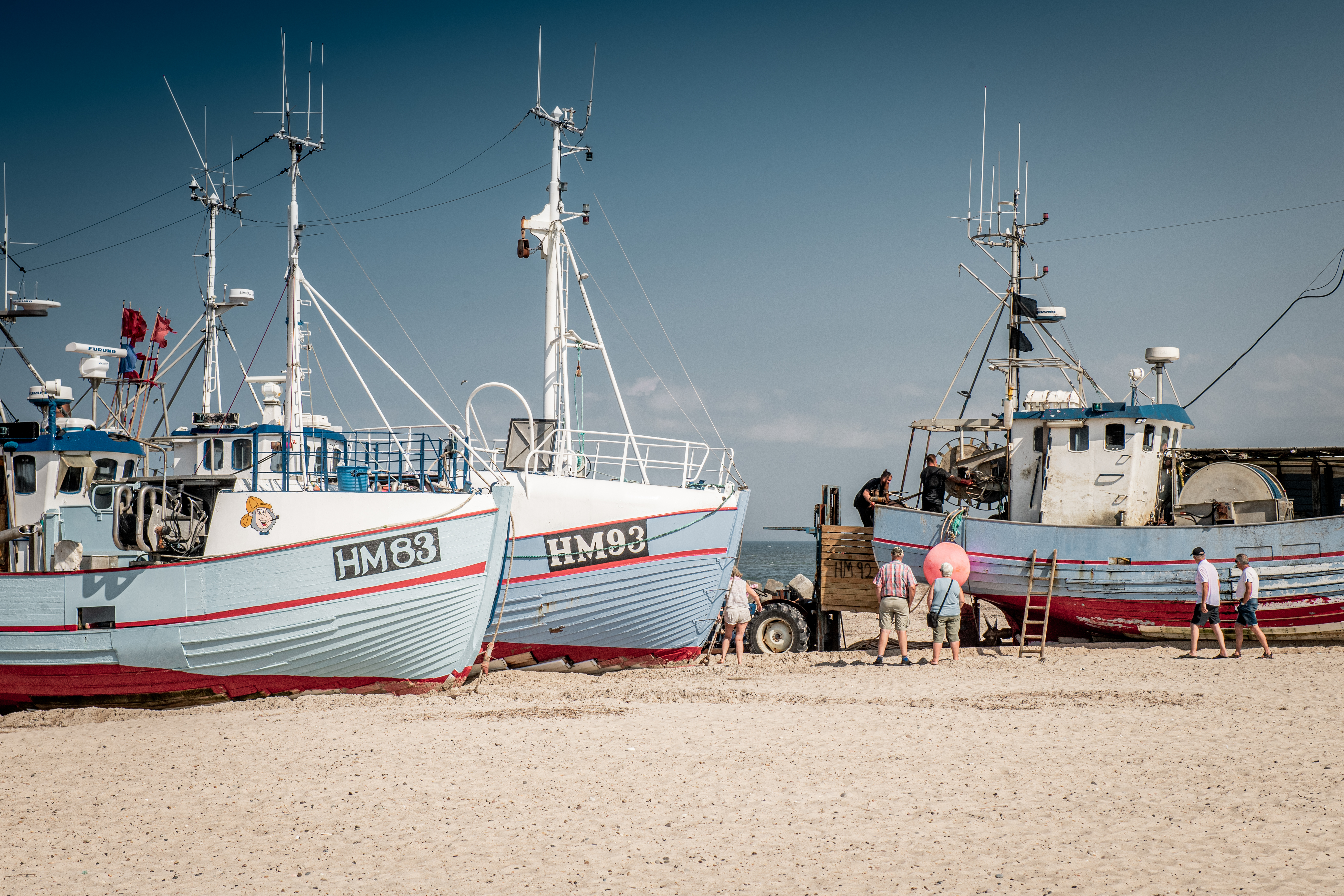 Ein Bild von Fischerbooten am Strand in Thorupstrand