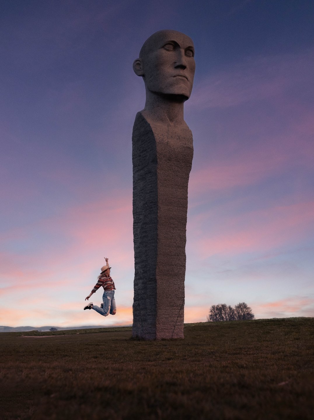 Toerist bij de Dodekalitten in Denemarken, een van de must visit bezienswaardigheden