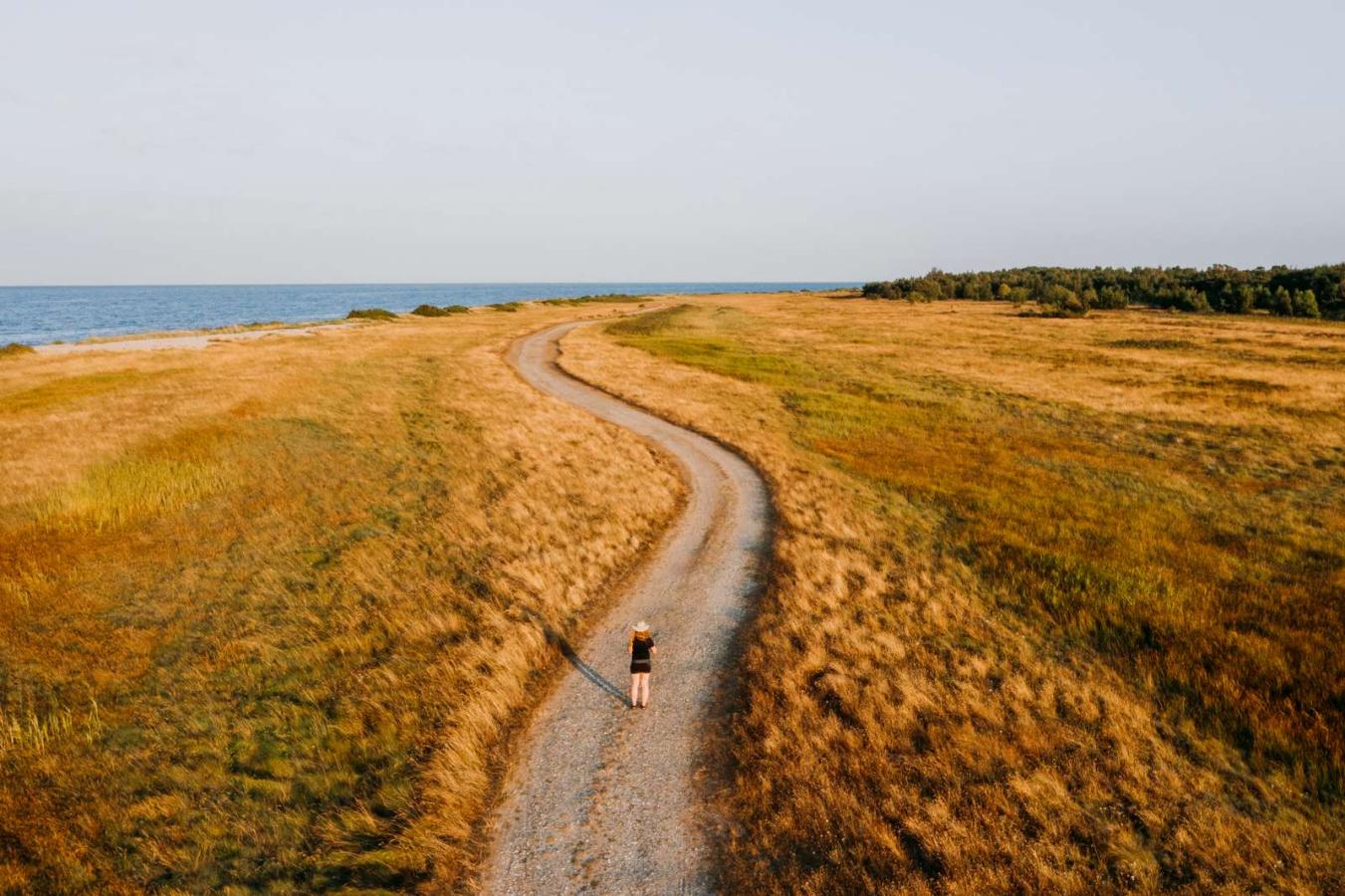 Kvinne står på en landevei på Endelave, Kystlandet, Danmark