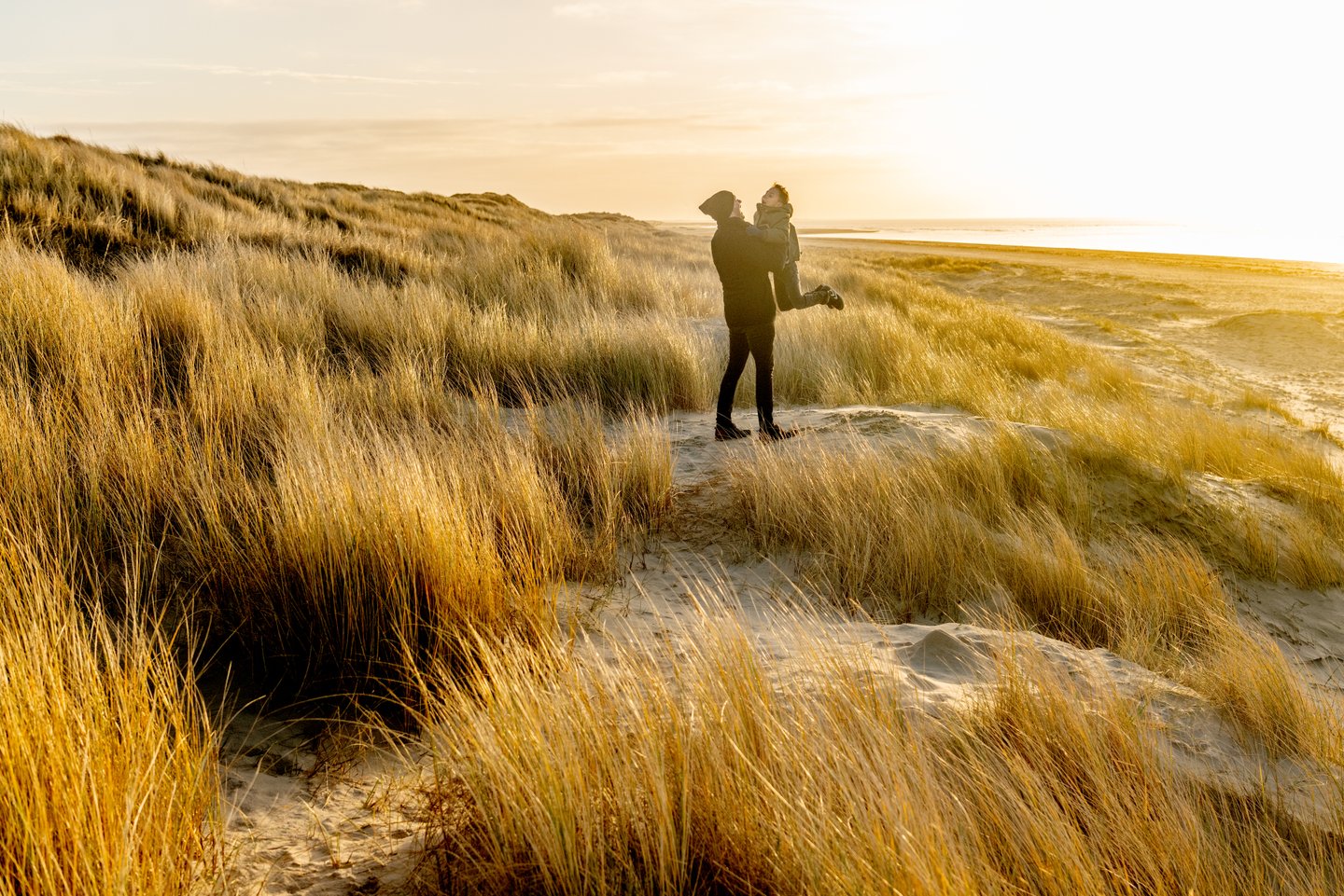 Far og sønn ved Blåvand strand i Danmark