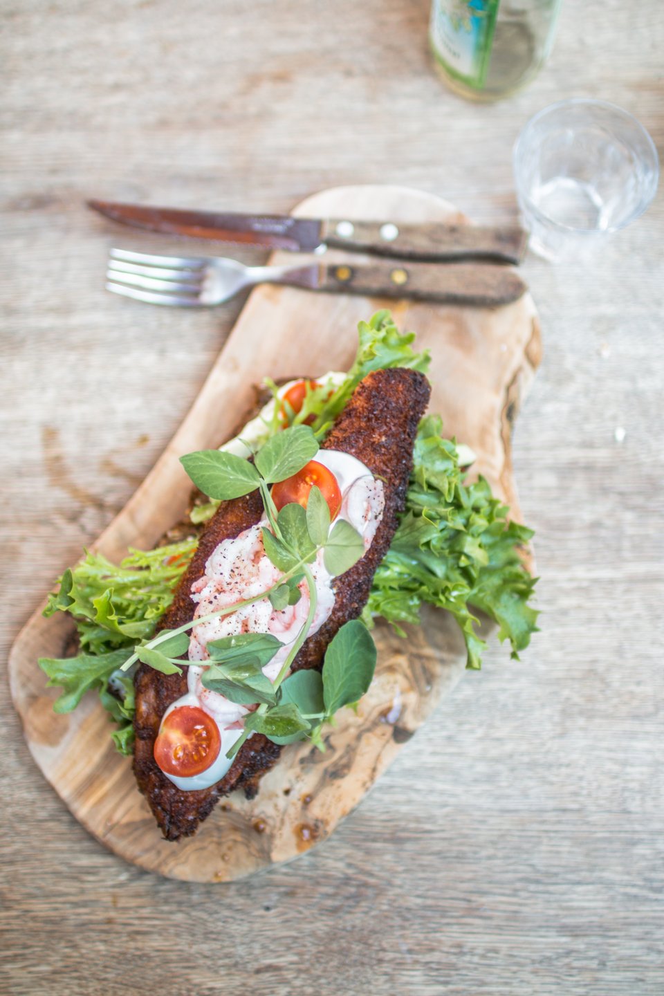 Klassisk smørrebrød med fiskefilet med en tvist, servert ved Lønstrup, Nordjylland