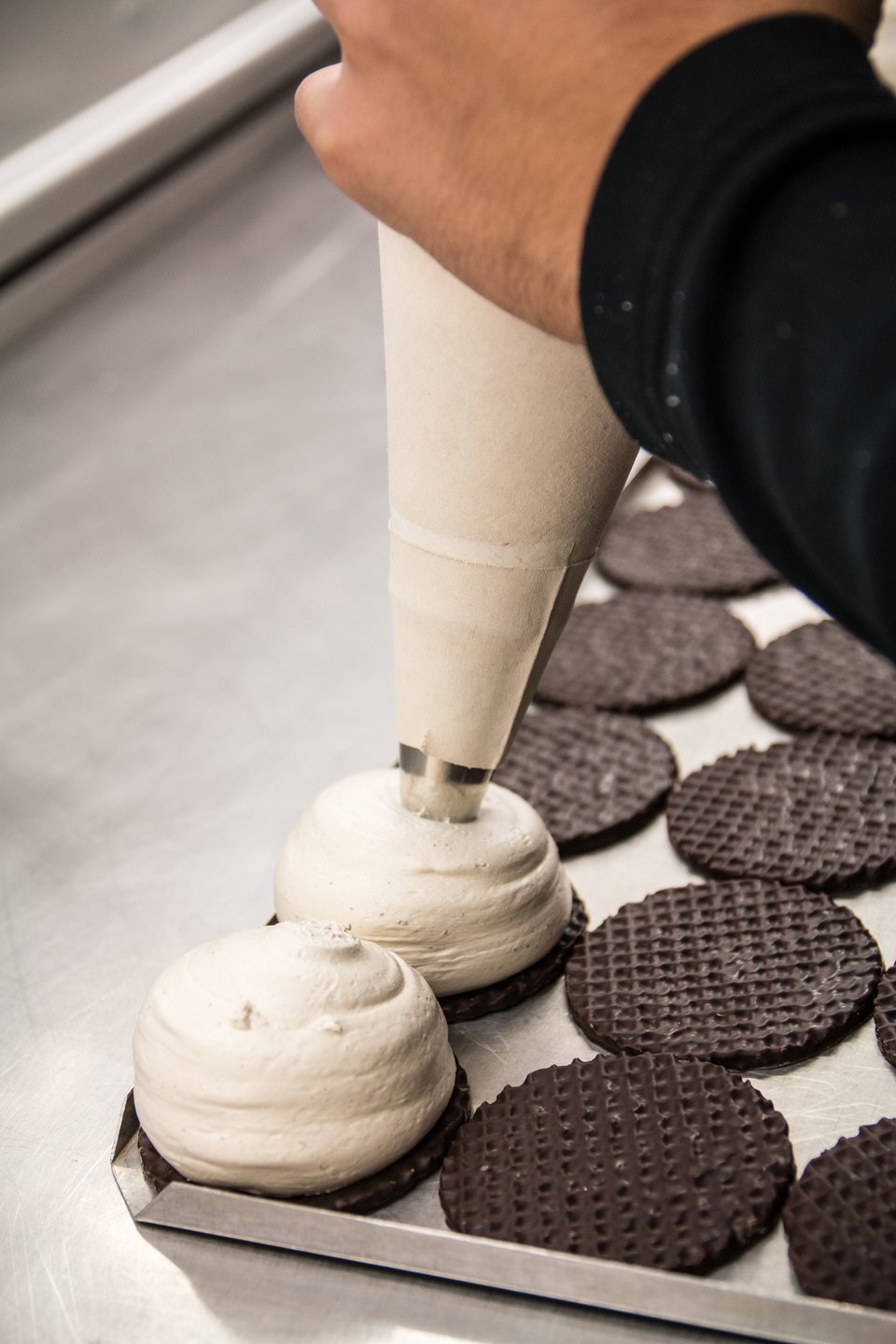 Laging av Flødeboller ved Kjærstrup Chokolade på Bornholm, Danmark