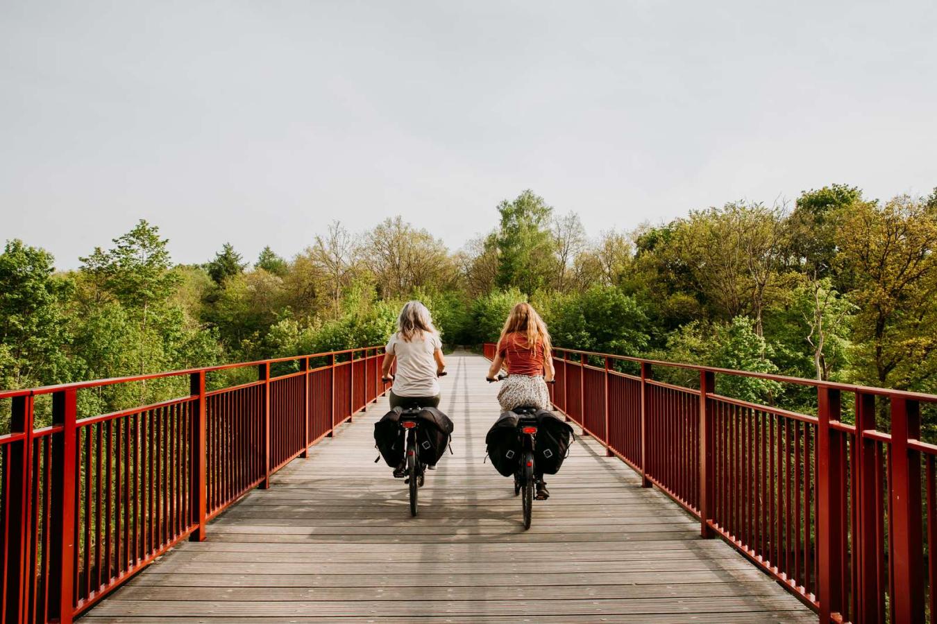 To kvinner sykler over Den Genfundne Bro, nær Horsens, region Kystlandet, Danmark