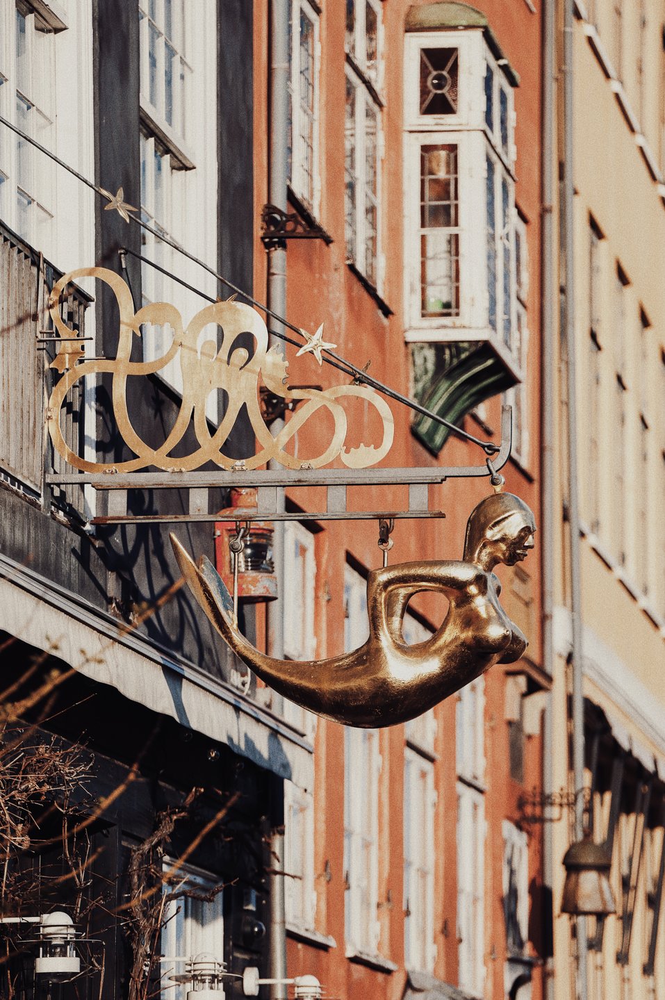 De Kleine Zeemeermin hoort bij Kopenhagen en komt zelfs terug in facades