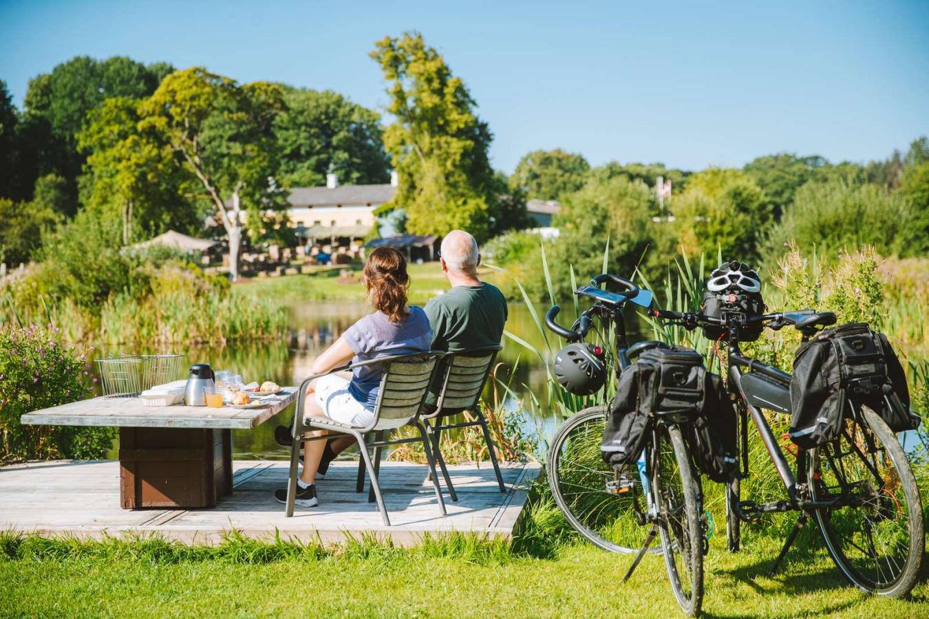 Par nyter et måltid ved Krusmølle Clamping i Sønderjylland, Danmark