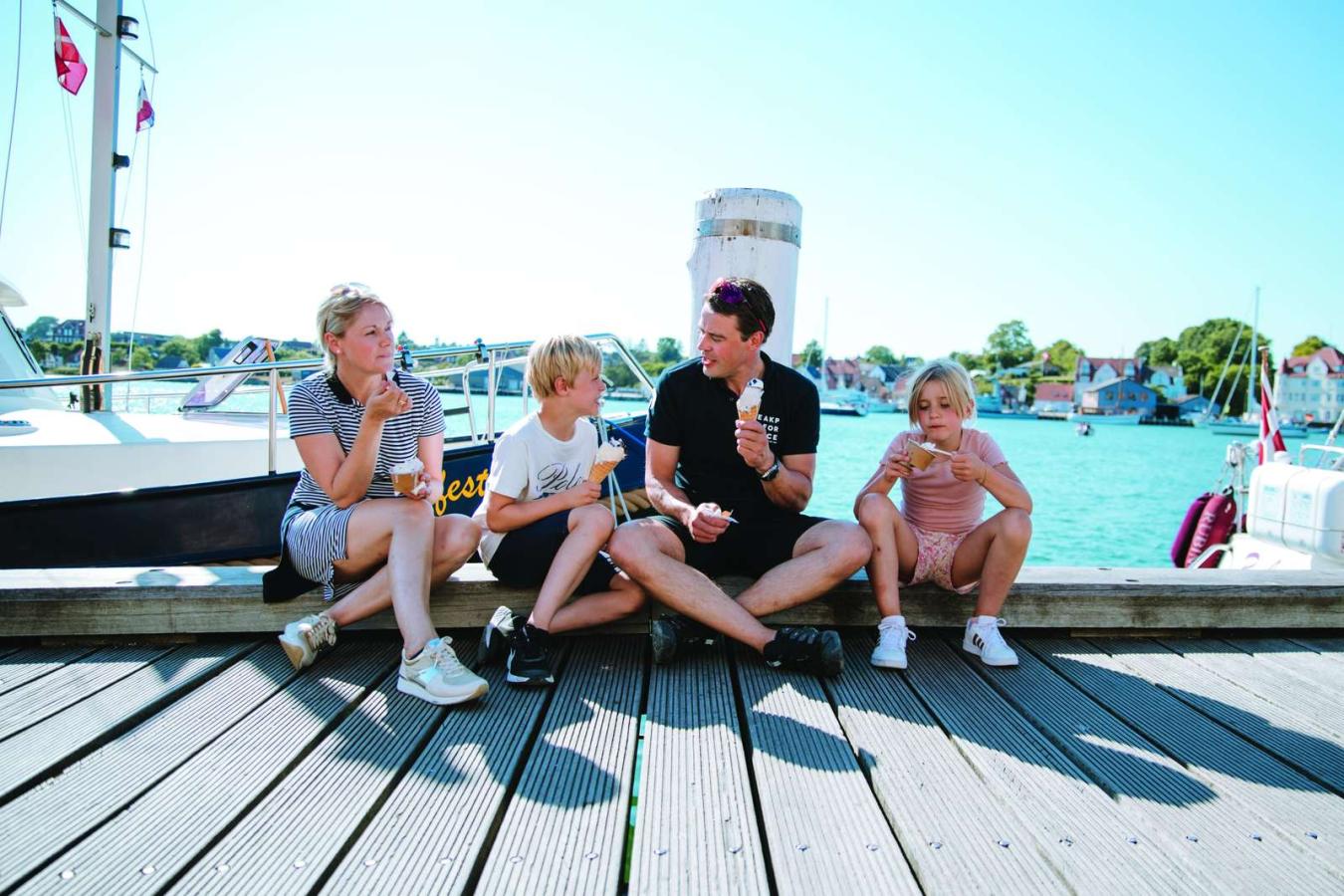 Familie spiser iskrem ved Sønderborg havn, Sønderjylland, Danmark