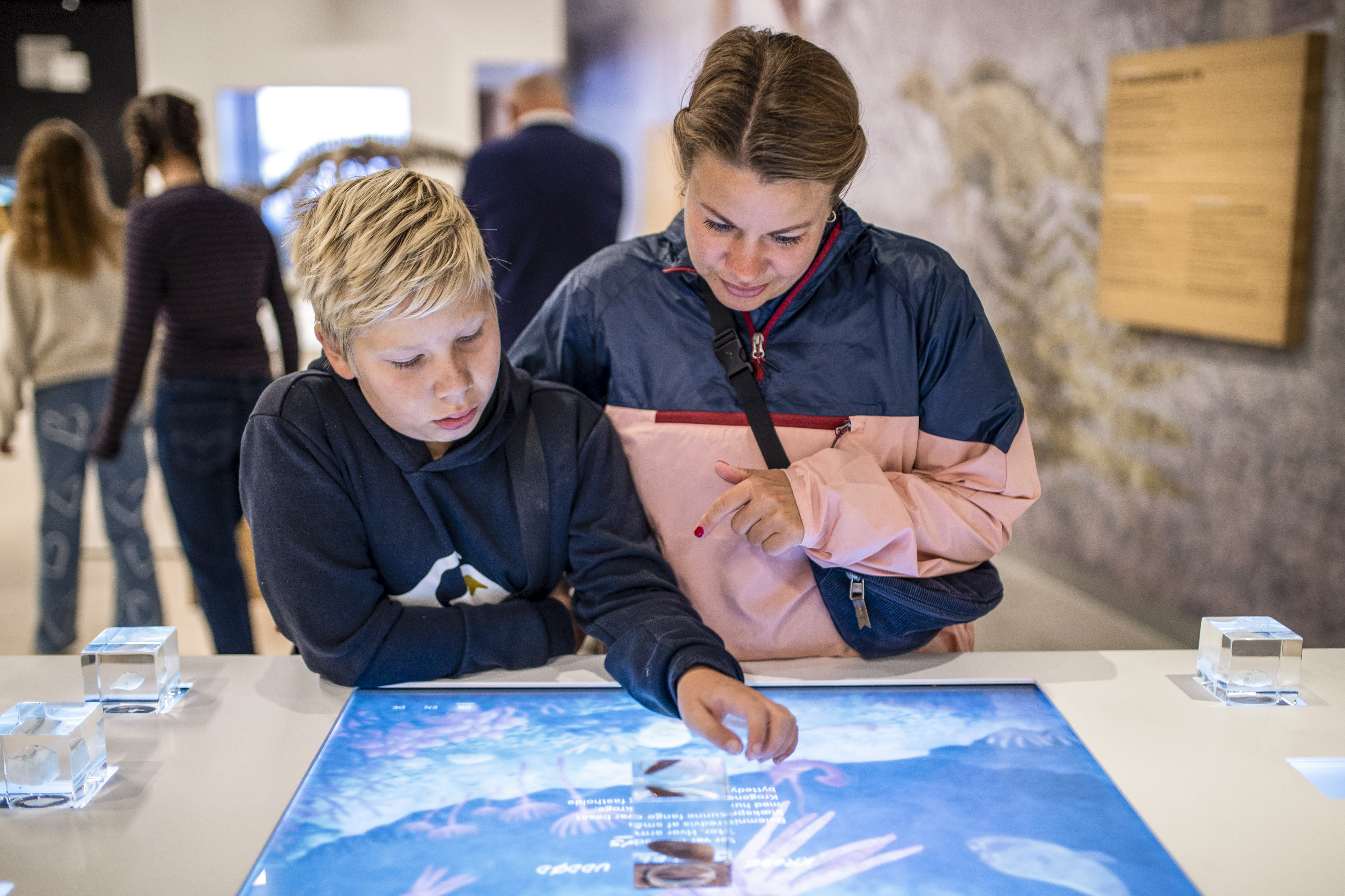 Picture of a kid and his mom at Stevns Klint Experience