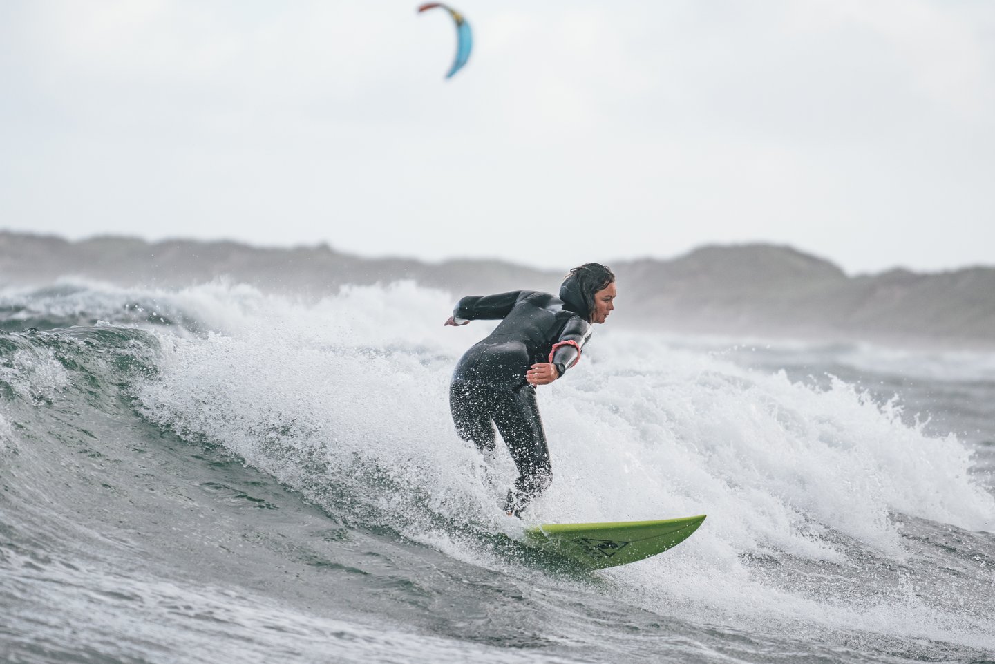 Surfer Vahineura Itcher op een van de golfen in Klitmøller bij Cold Hawaii in Denemarken