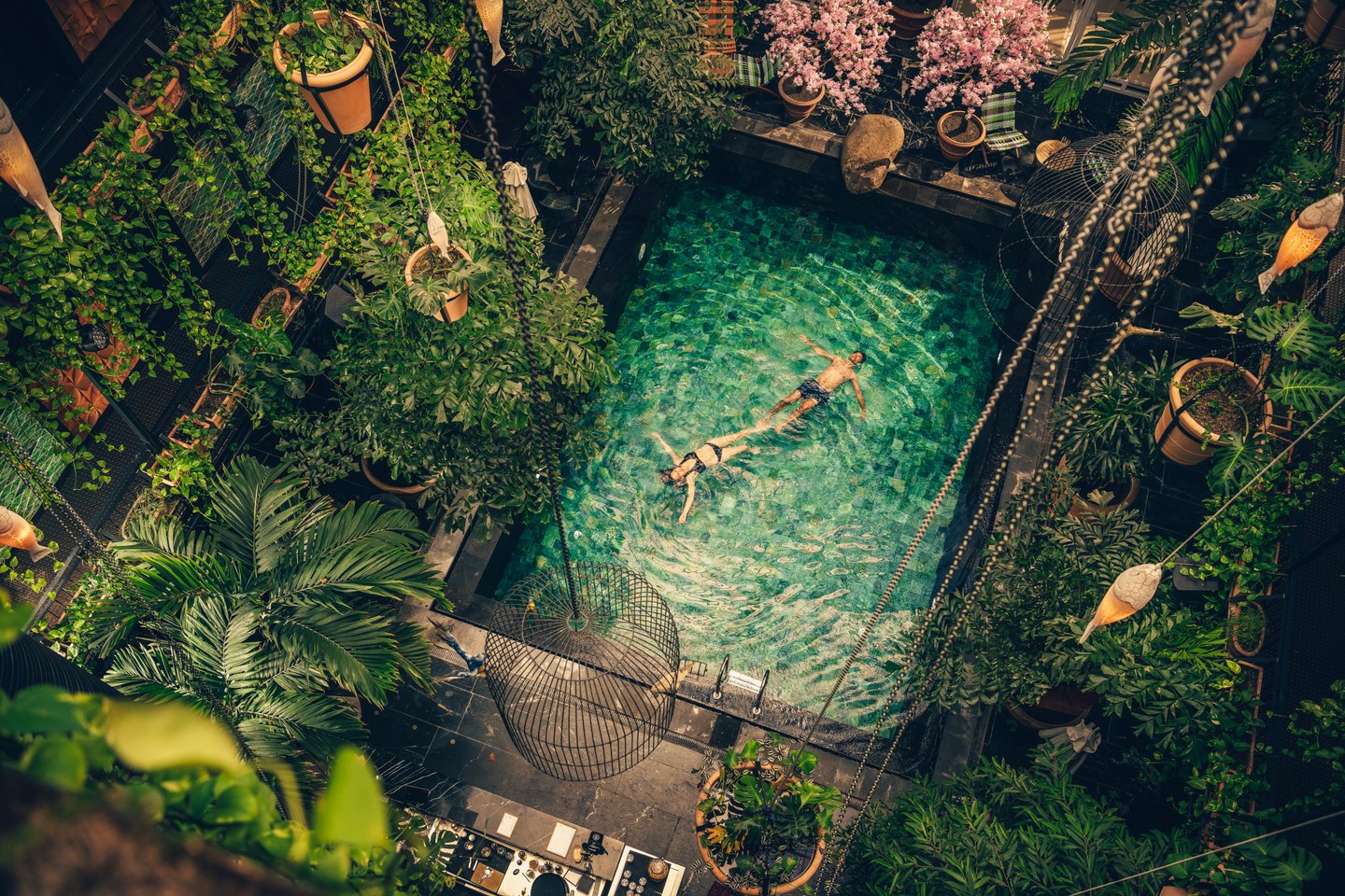 To som svømmer i bassenget Manon les Suites hotellet i København