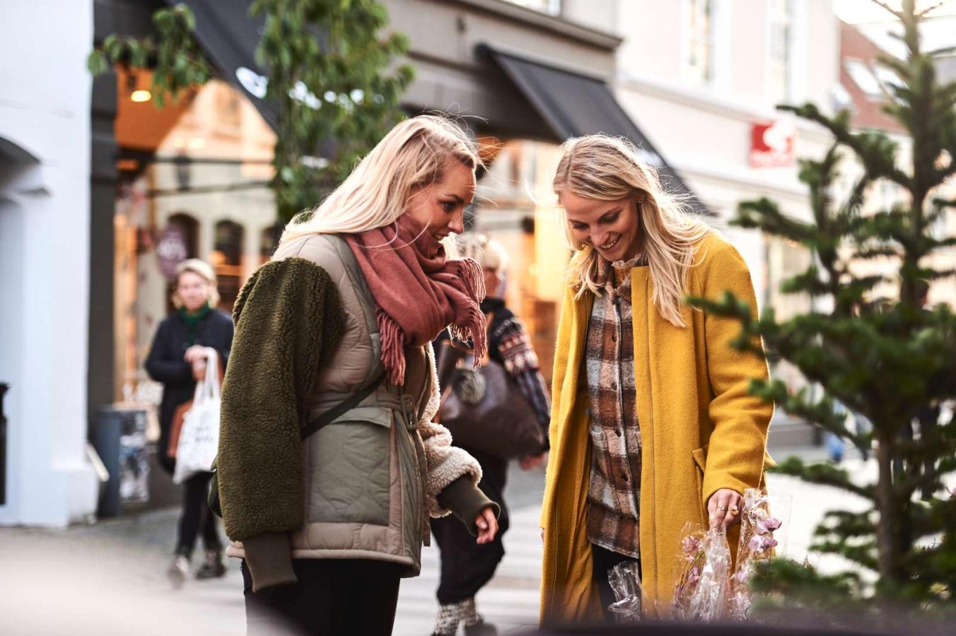 To damer på shopping i Aalborg om vinteren