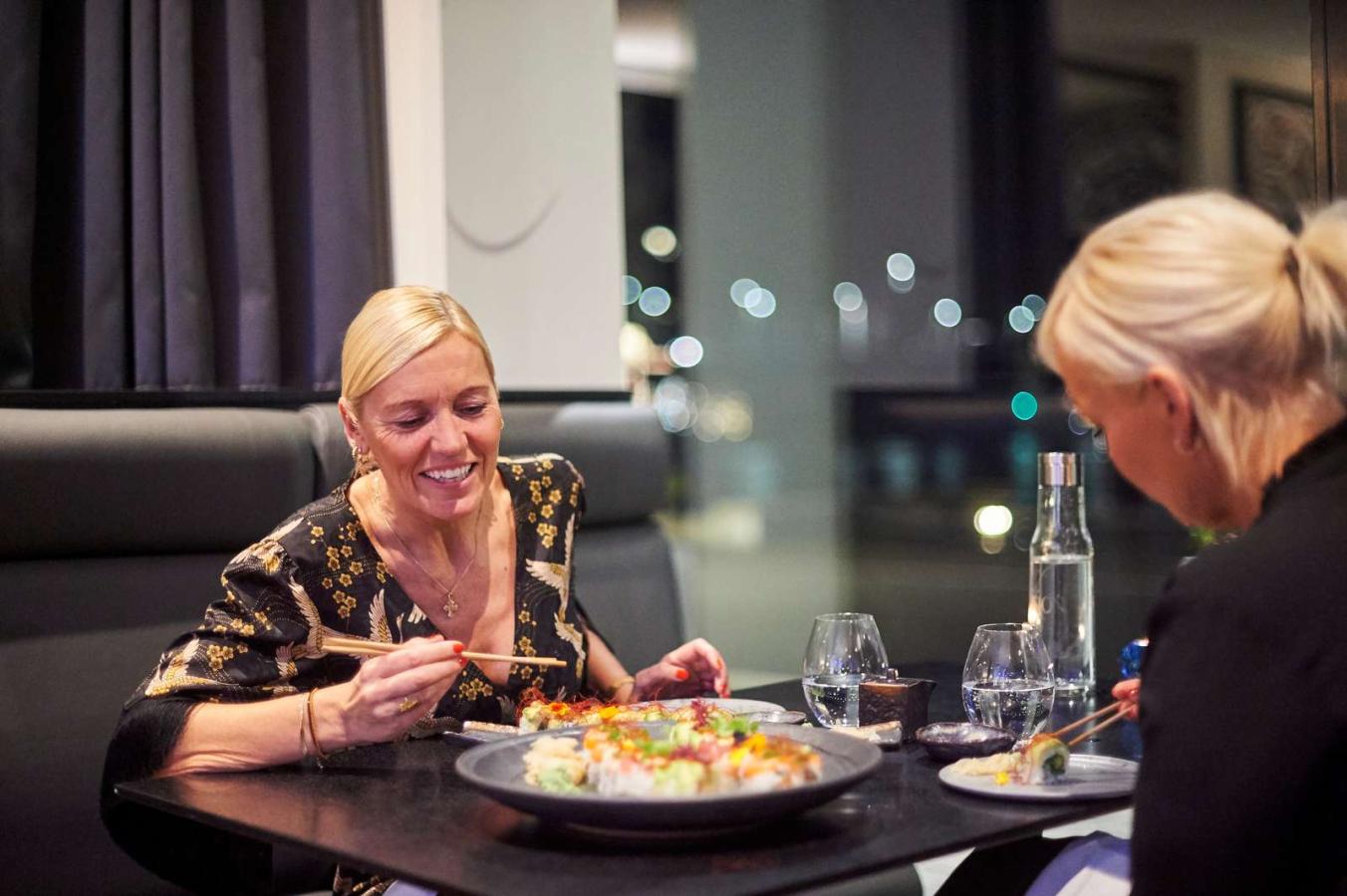 To kvinner nyter et måltid ved Restaurant Fusion i Aalborg