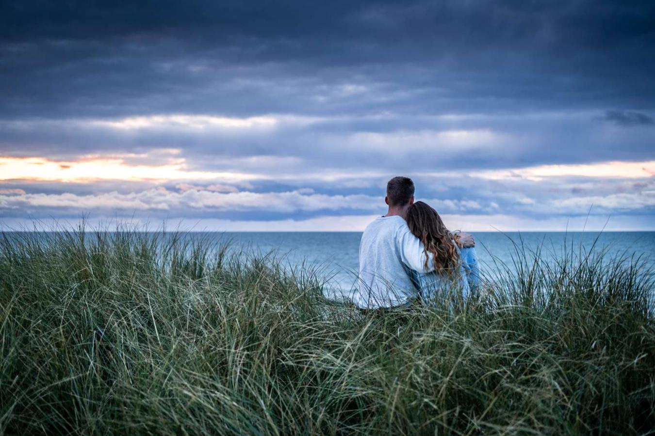 Par nyter solnedgangen ved Blåvand Strand ved Vesterhavet i Danmark