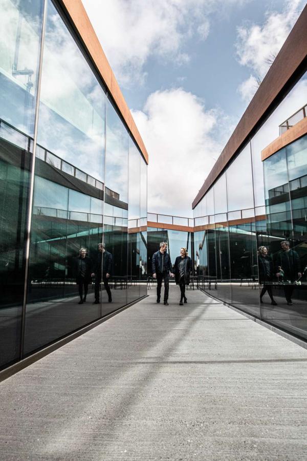 Mann og kvinne ved Tirpitz Museum ved Blåvand, Danmark