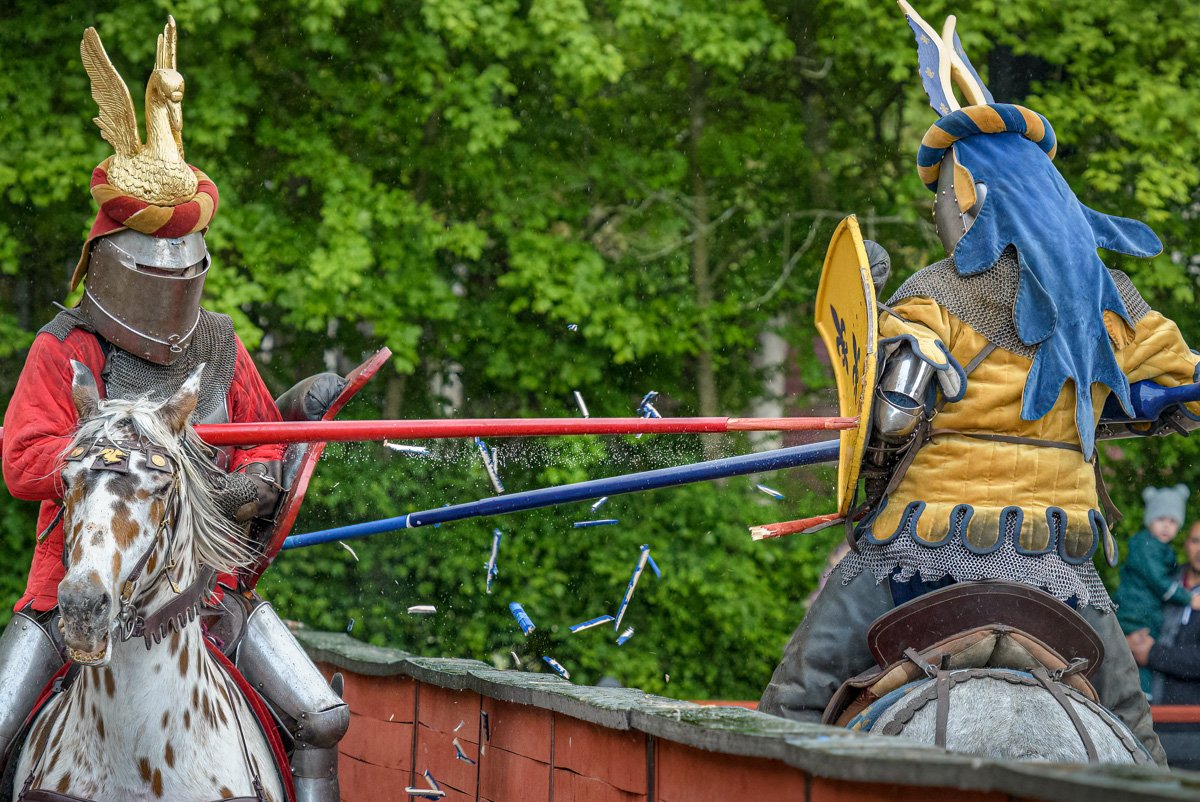 To riddere duellerer på hest ved middelaldersenteret i Lolland-Falster, Danmark