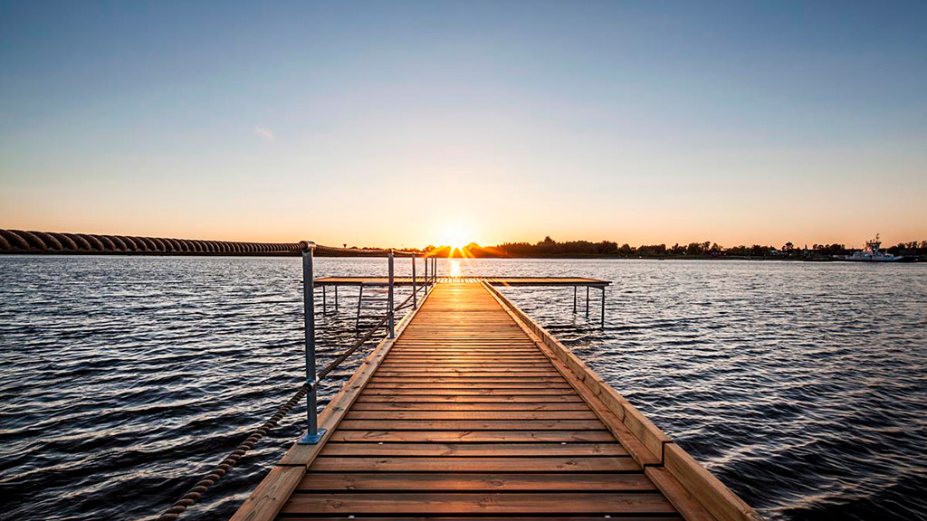 Badebrygge ved Udbyhøj strand i Aarhusregionen