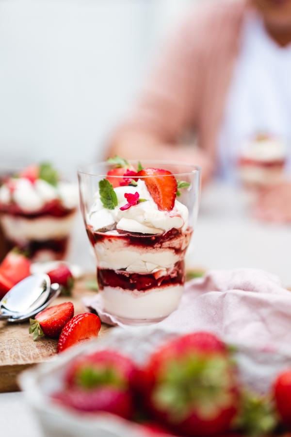 Dänisches Erdbeerdessert mit Zitronenmelisse-Baiser von Die Jungs