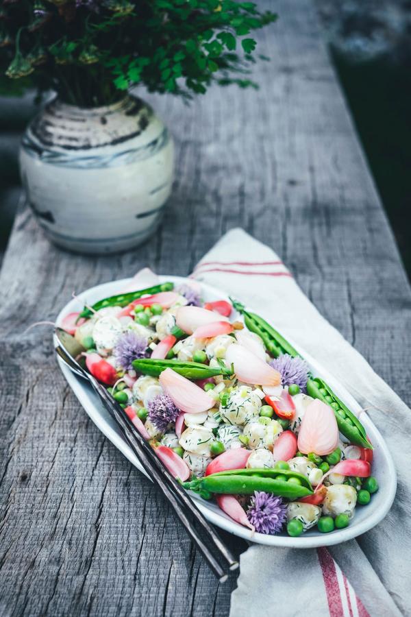 Dänischer Kartoffelsalat – mit neuen Kartoffeln, frischen Erbsen, eingelegten Radieschen und Dill-Dressing - von moey's kitchen