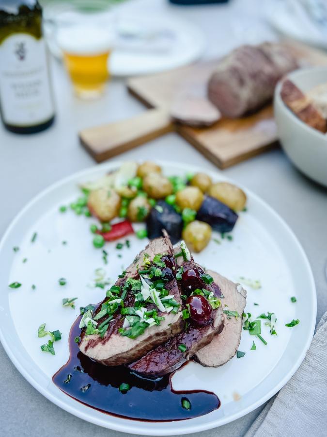 Rinderhüfte mit Ofengemüse und Kirschsoße von Gernekochen