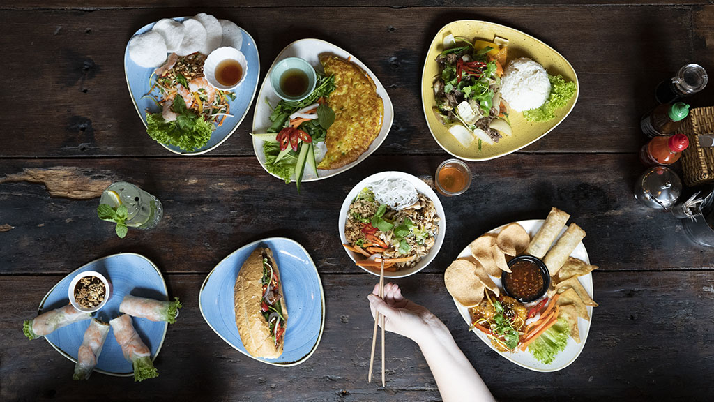 matretter på et bord ved restaurant Me - Mother's Street Food i Odense, Danmark