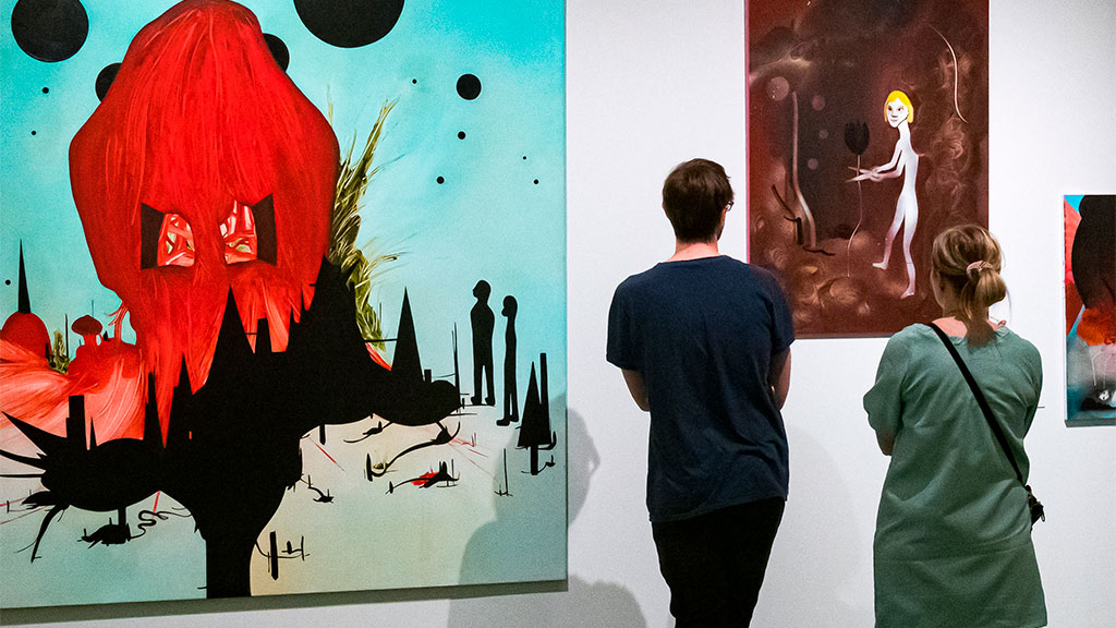 Par ser på kunst i Kunstmuseum Brandts i Odense