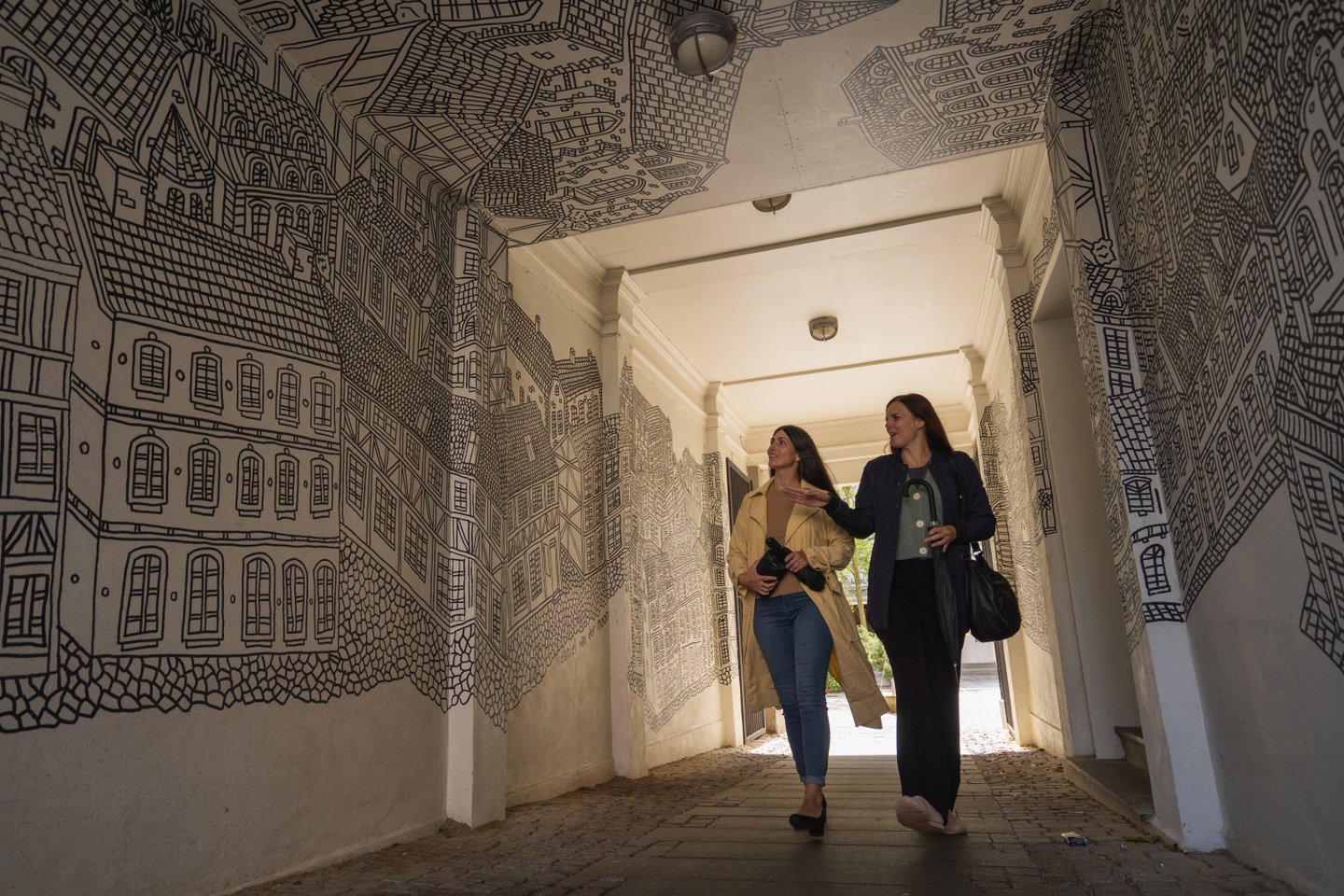 To kvinner ser på street art i Horsens, Kystlandet, Danmark