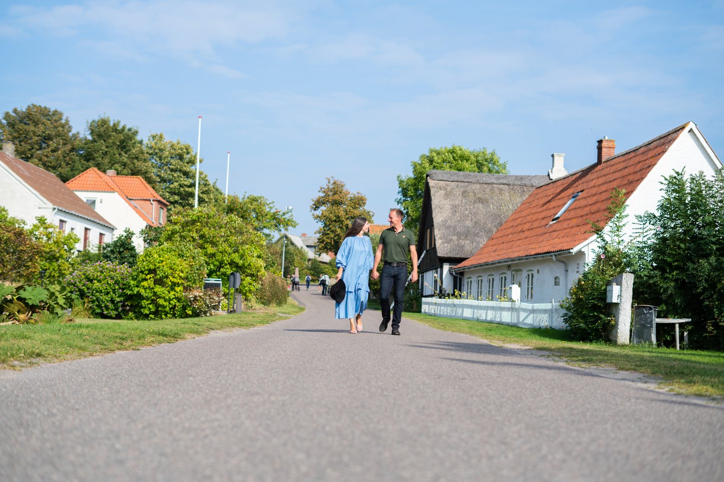 Par går ned vei på Tunø, Kystlandet, Danmark