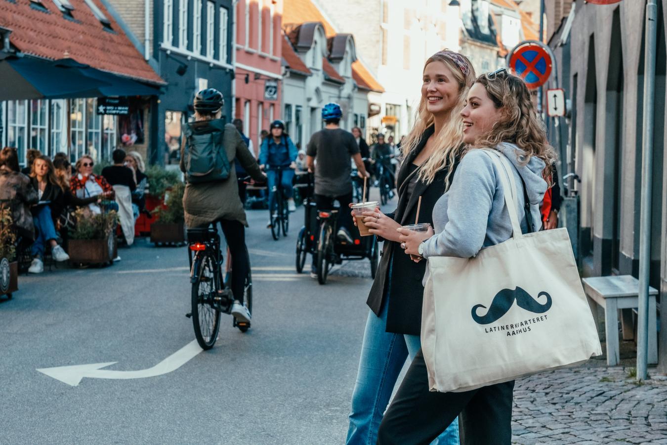 To unge kvinner ved Latinerkvarteret i Aarhus, Danmark