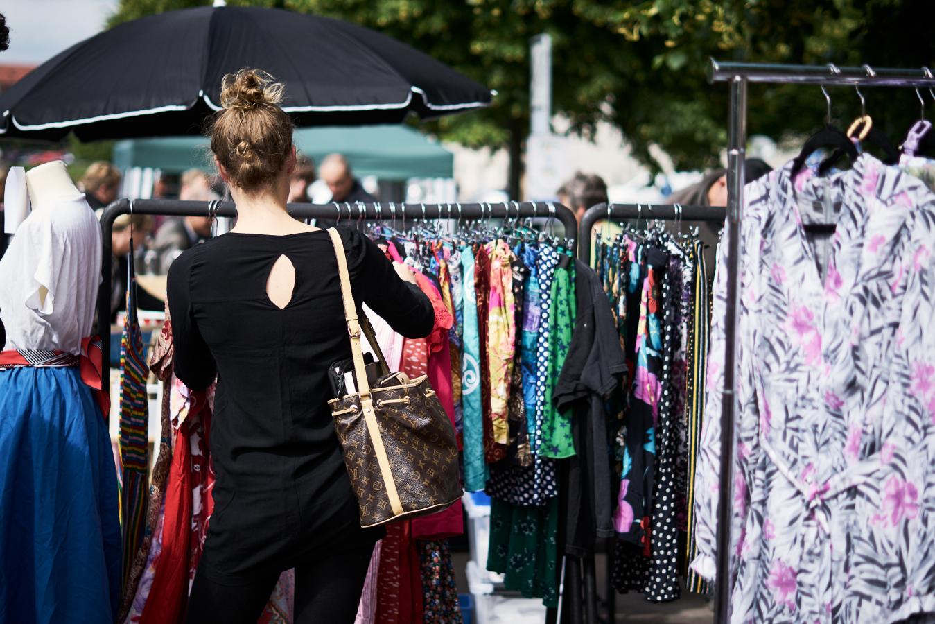 Kvinne som shopper ved Ingerslevs Boulevard i Aarhus