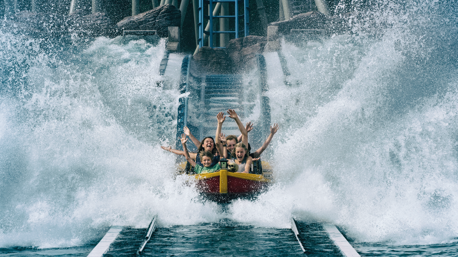 Familie har det morsomt i Djurs Sommerland, Aarhusregionen, Danmark
