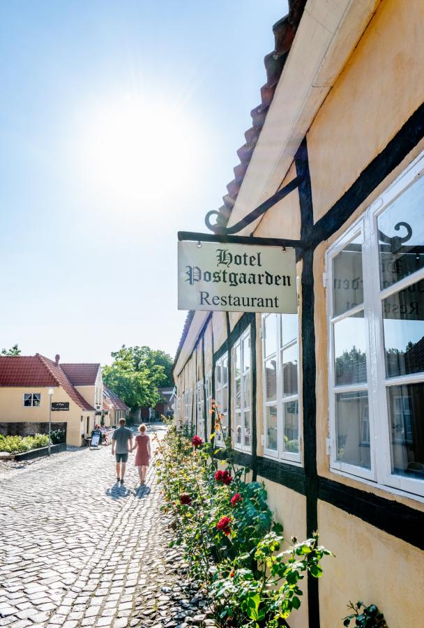 Par går gatelangs i den lille byen Mariager i Himmerland, Danmark