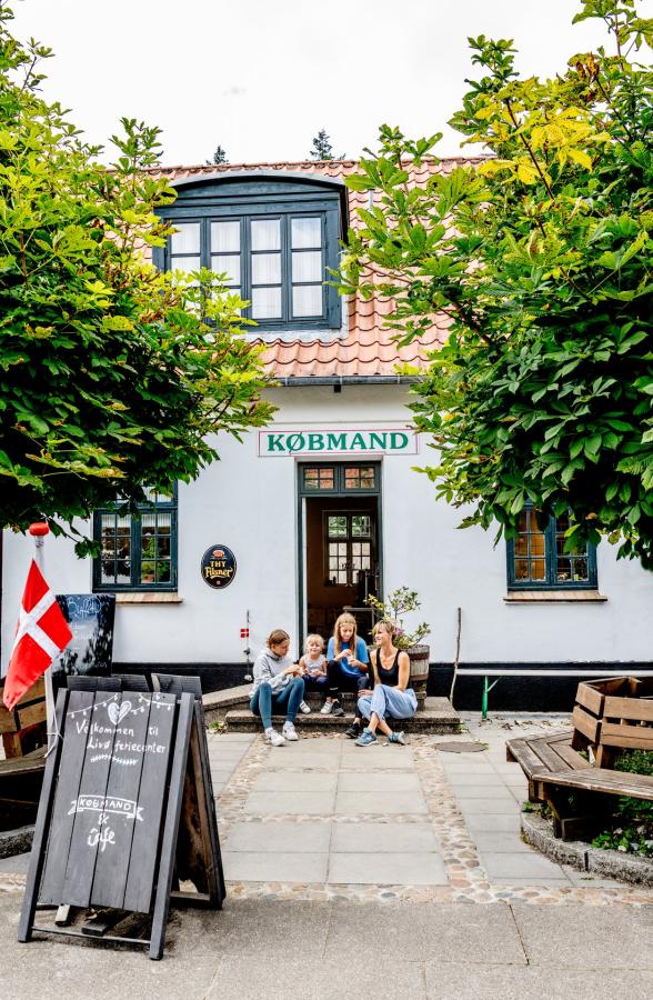 Familie sitter utenfor en kjøpmann ved den lille øya Livø i Himmerland, Danmark