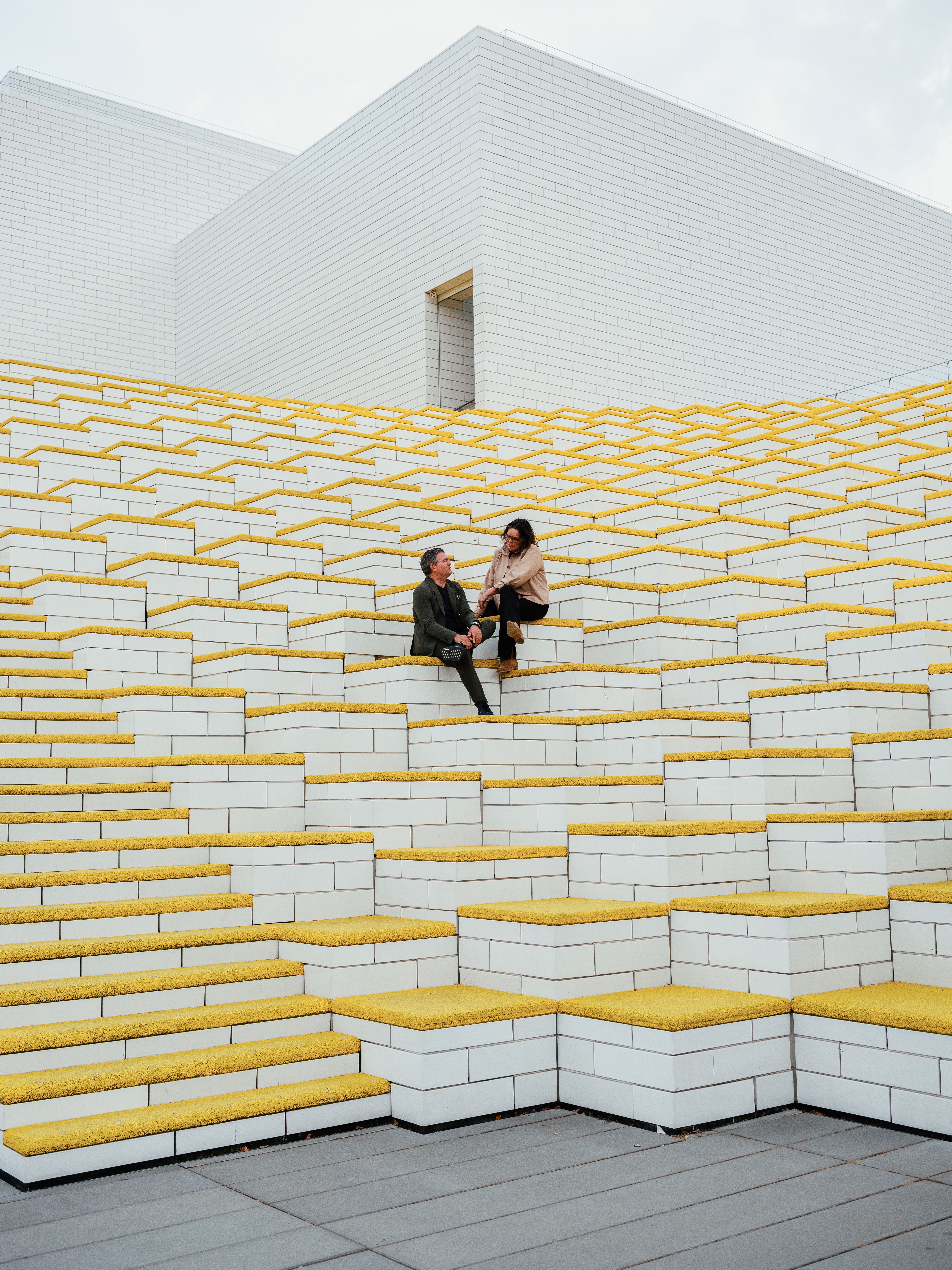 People sitting outside of LEGOhouse, Billund, Trekantområdet