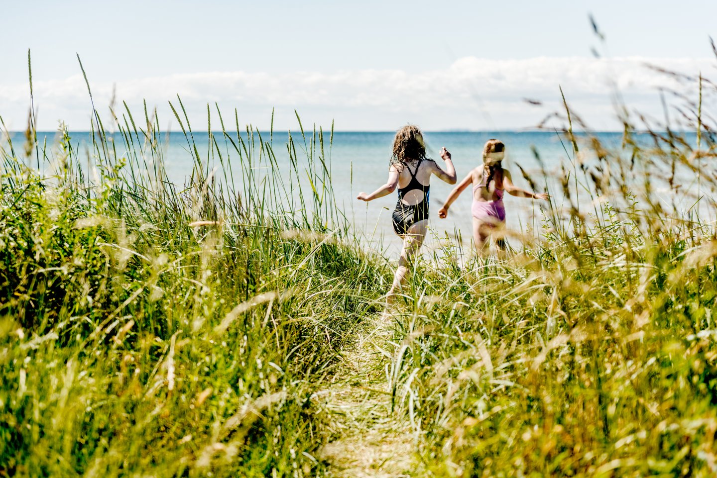 Barn løper på stranden på Samsø, Danmark