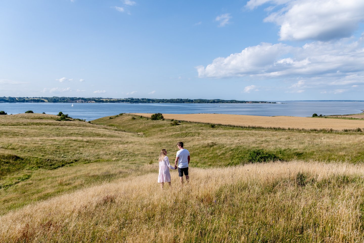 Par ser ut mot havet på Livø i Himmerland