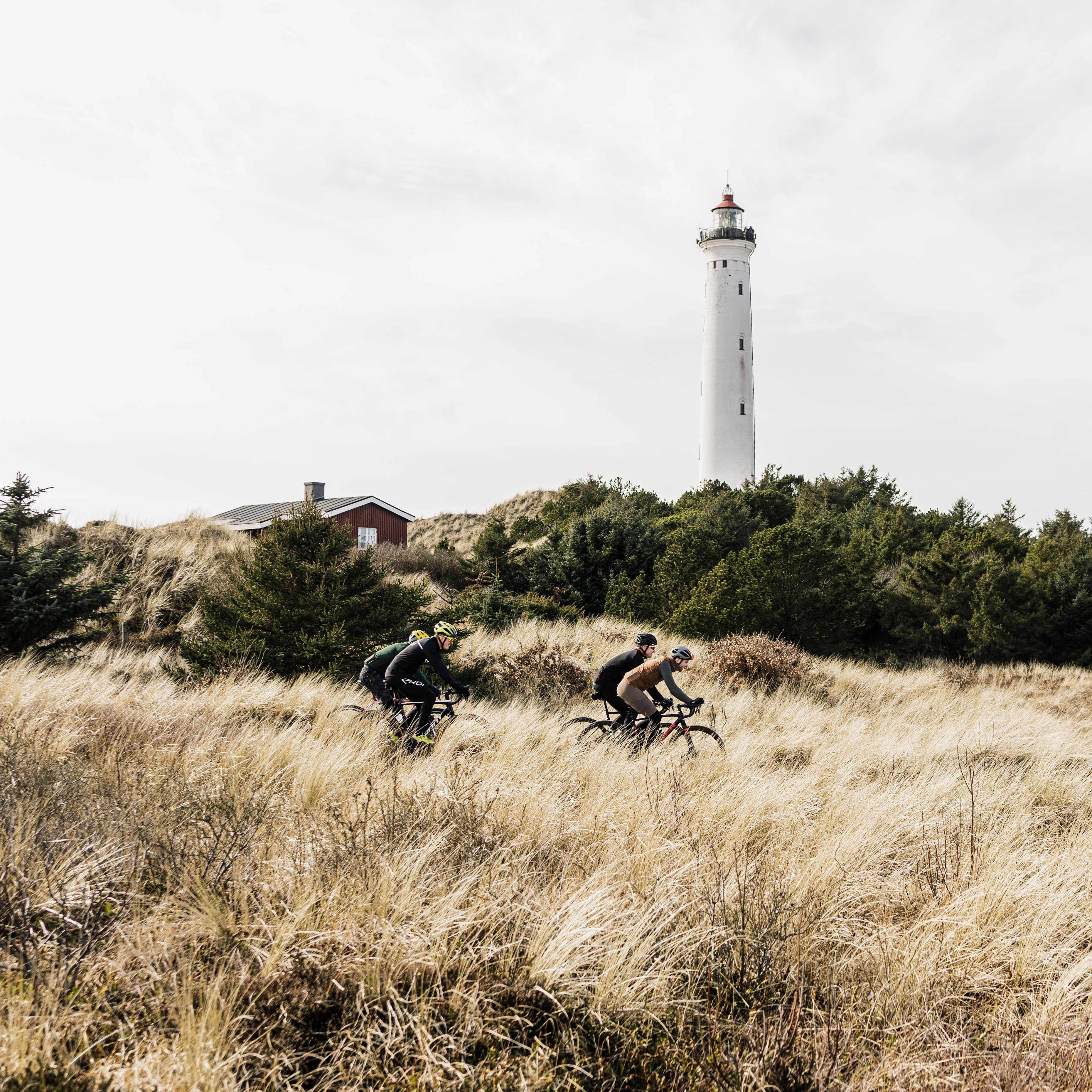 Bild von zwei Radfahrern vor Lyngvig Leuchtturm