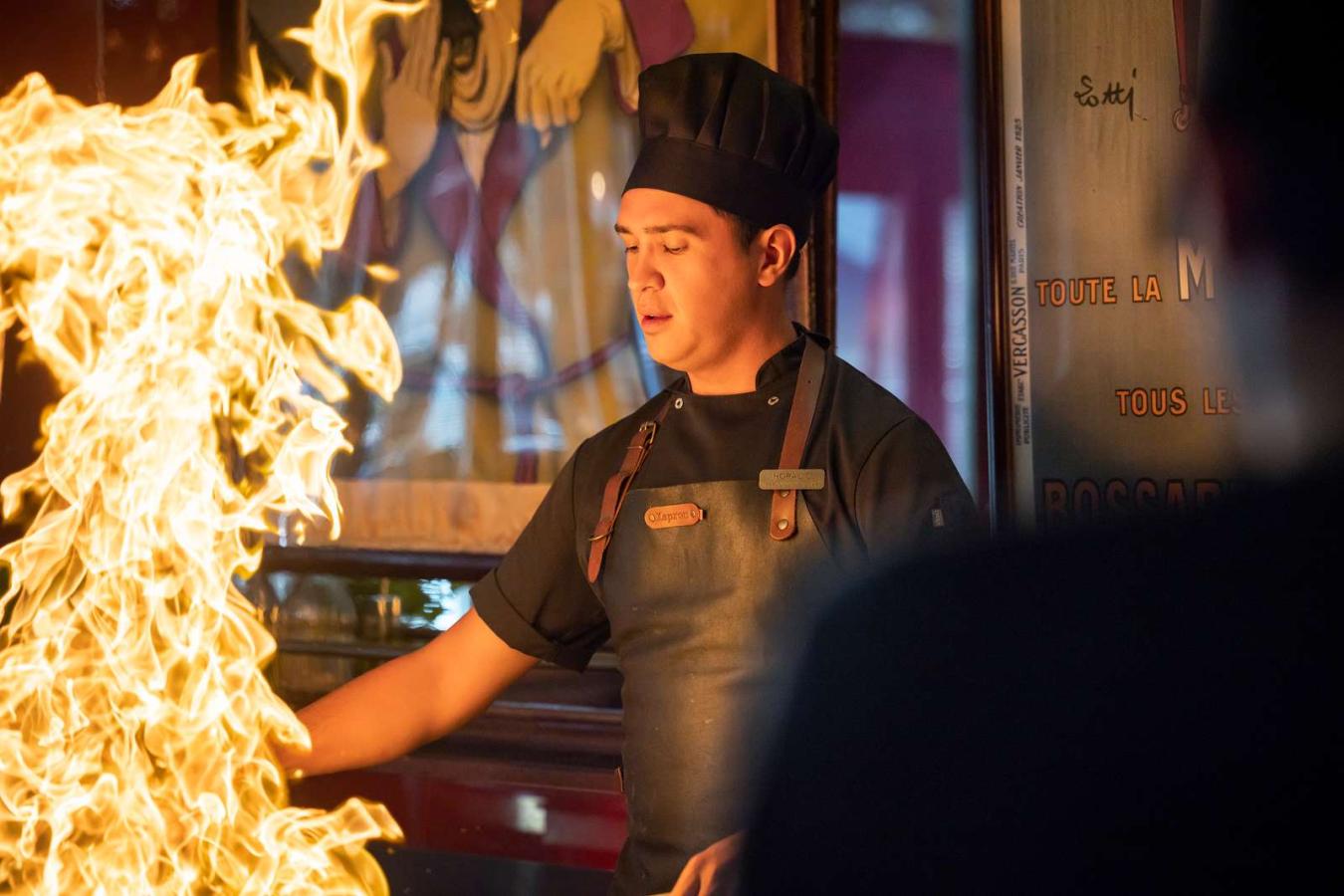 Kokk og flammer ved restaurant MEAT i Aalborg