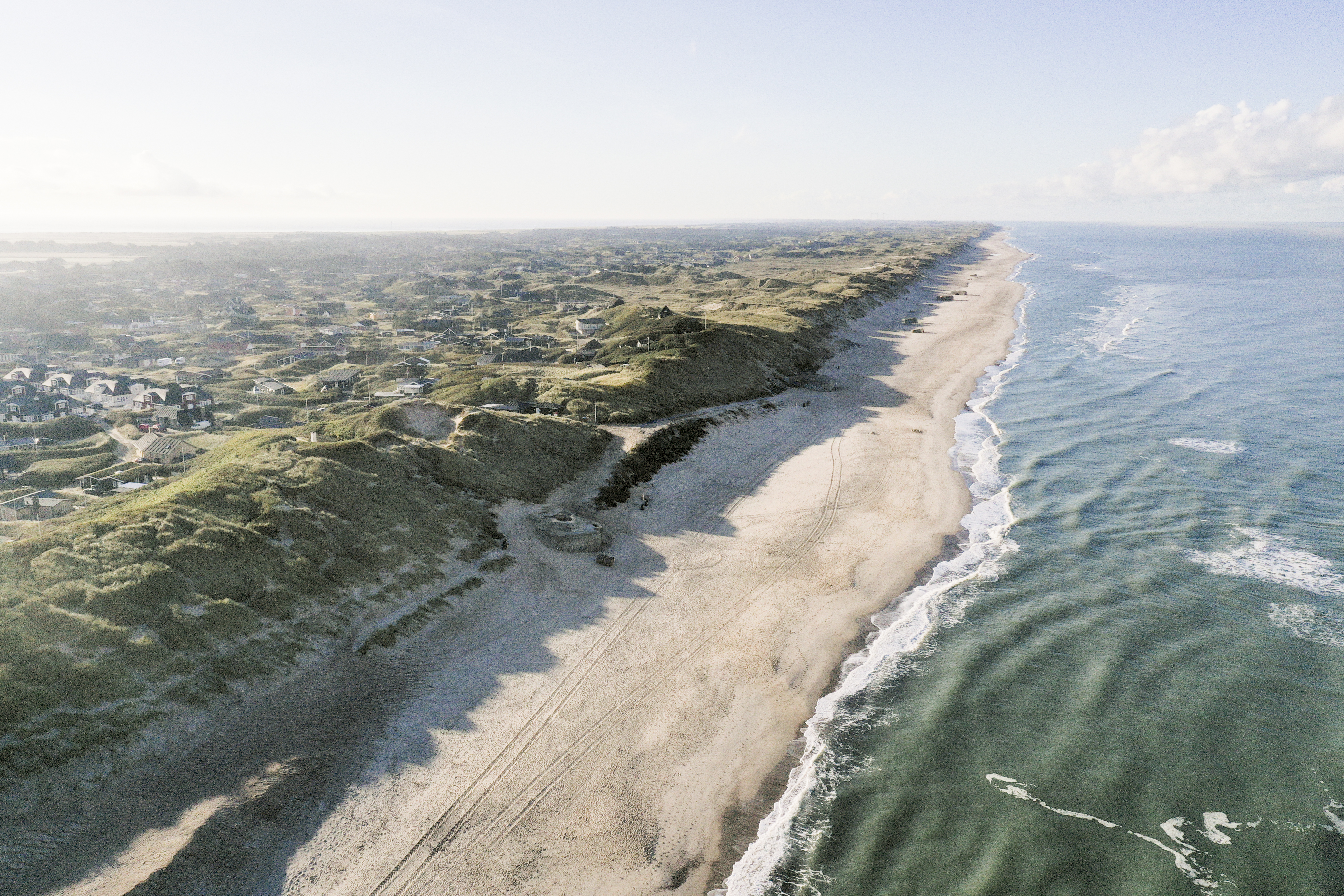 Luftbild vom Søndervig Strand mit Ferienhäusern in den Dünen