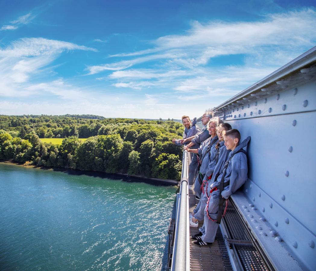 Familie på Bridgewalking i Fredericia, tett på Billund, Danmark
