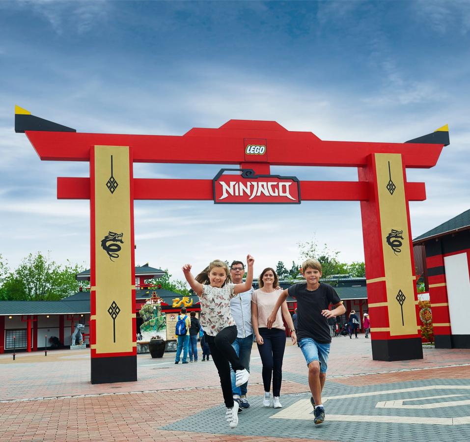 Familie ved Ninjago Portal i LEGOLAND®, Billund, Danmark
