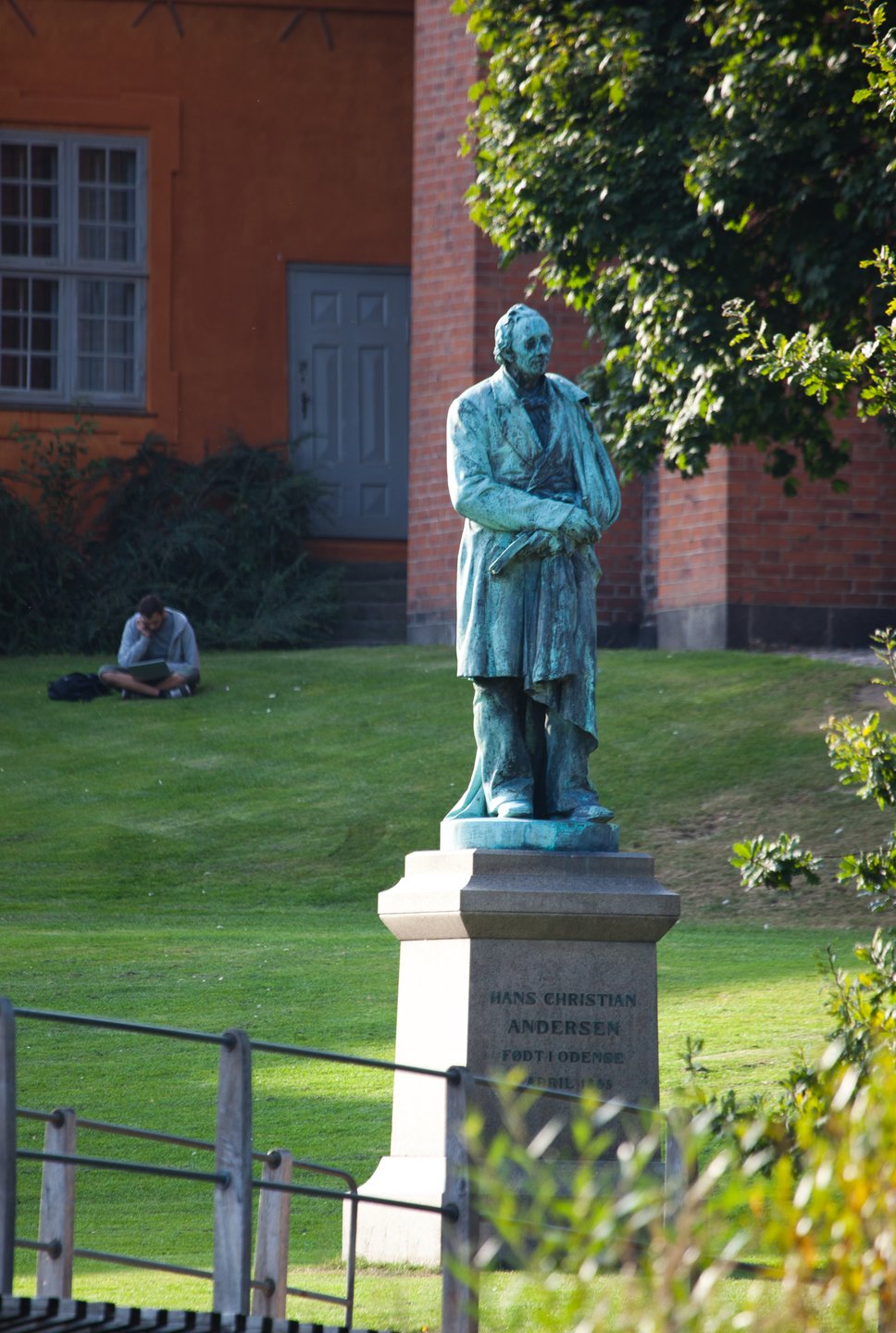 Statue af H C Andersen i Eventyrhaven, Odense