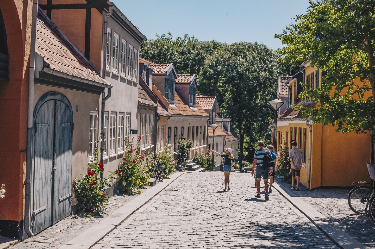 Familie som går i Påskestræde, Odense
