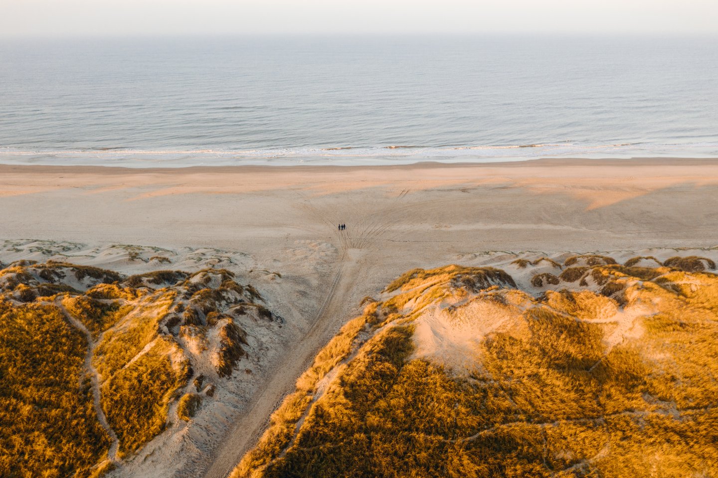 Luftfoto von Henne Strand, wo man Dünen, Strand und Meer sehen kann