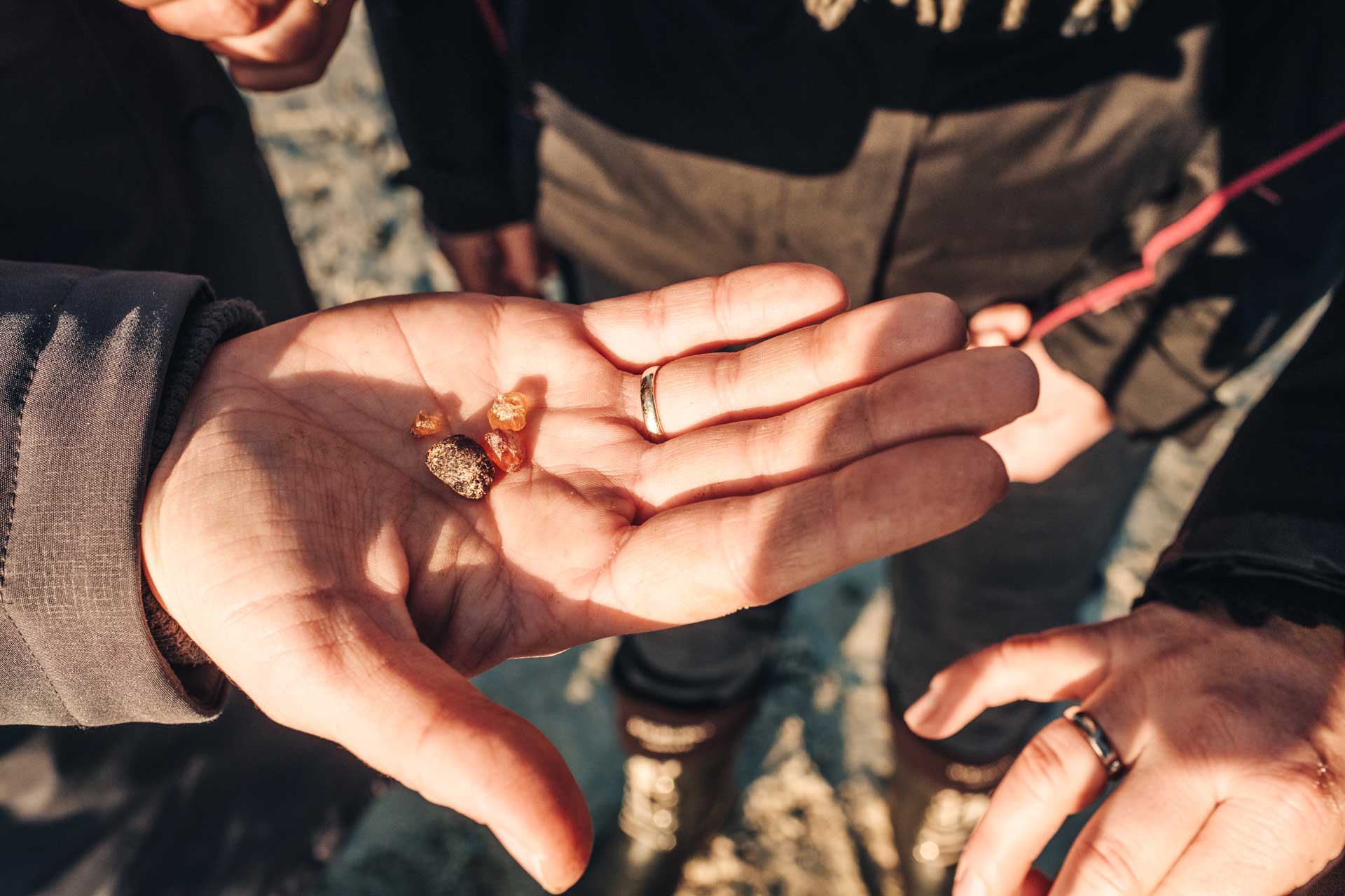 Ein Mann hält Bernstein in der Hand