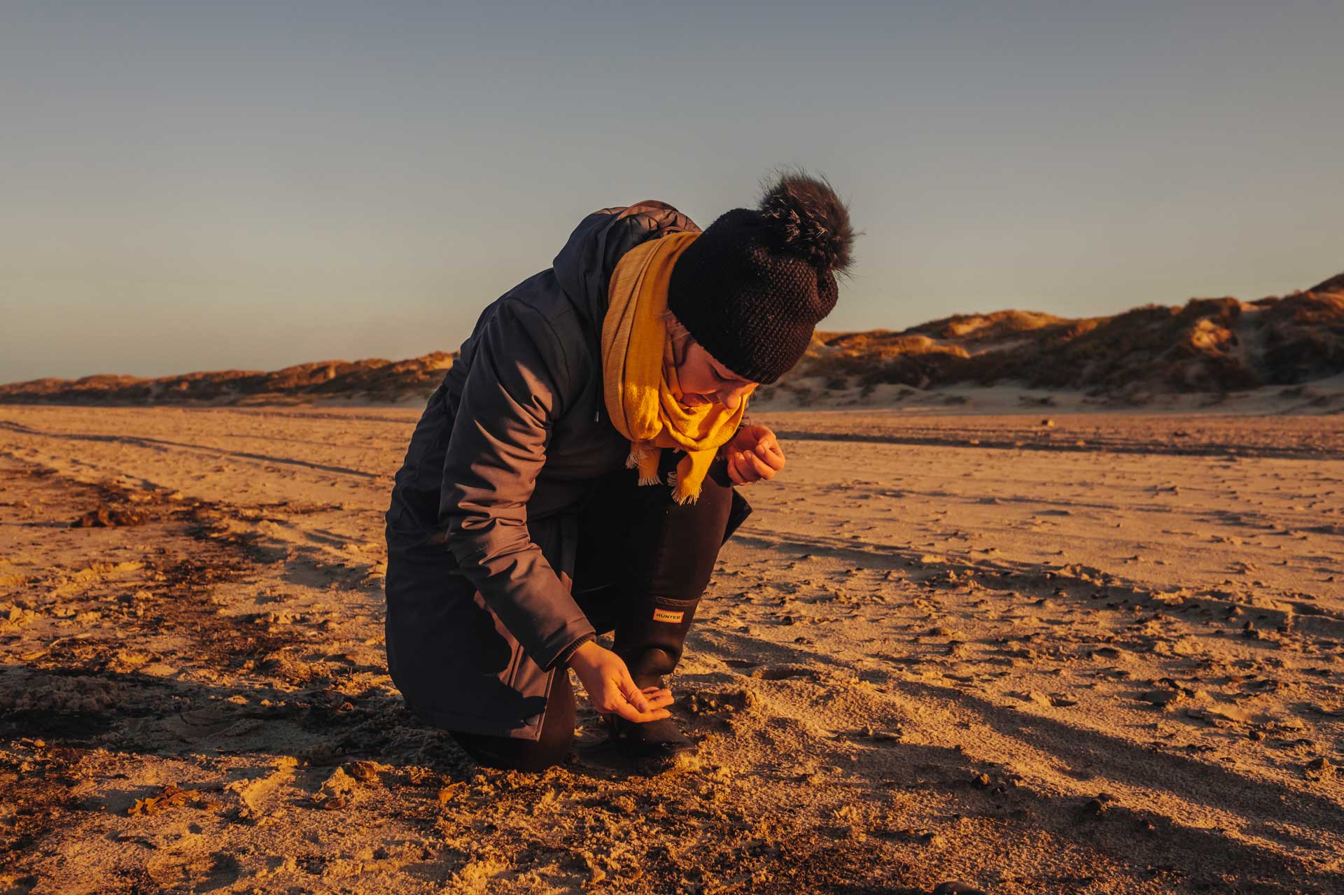 Eine Frau sucht nach Bernstein
