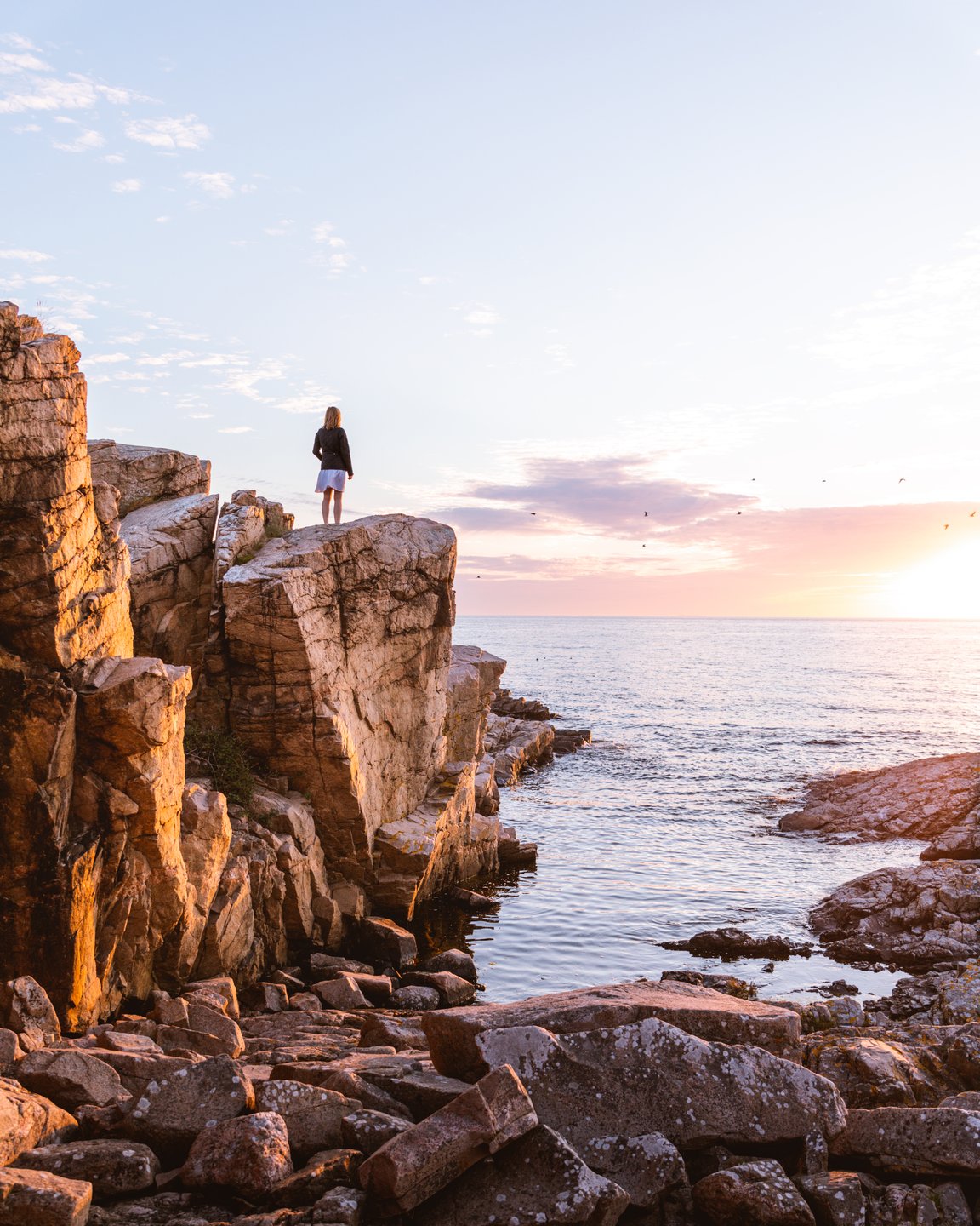 Kvinde på klipper ved Gudhjem